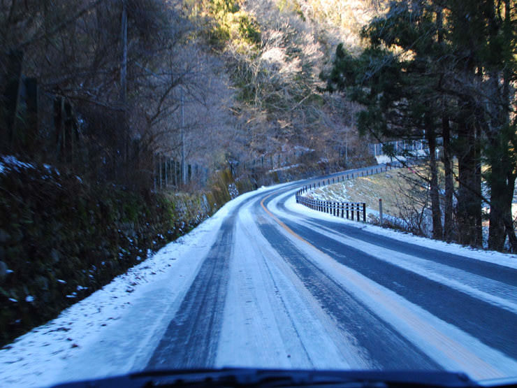 峠のカーブ手前では余裕を持って減速を！