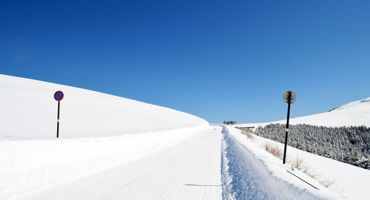 雪道も安心な北海道ドライブ コツと対策を覚えて冬も安全に楽しもう くるたび