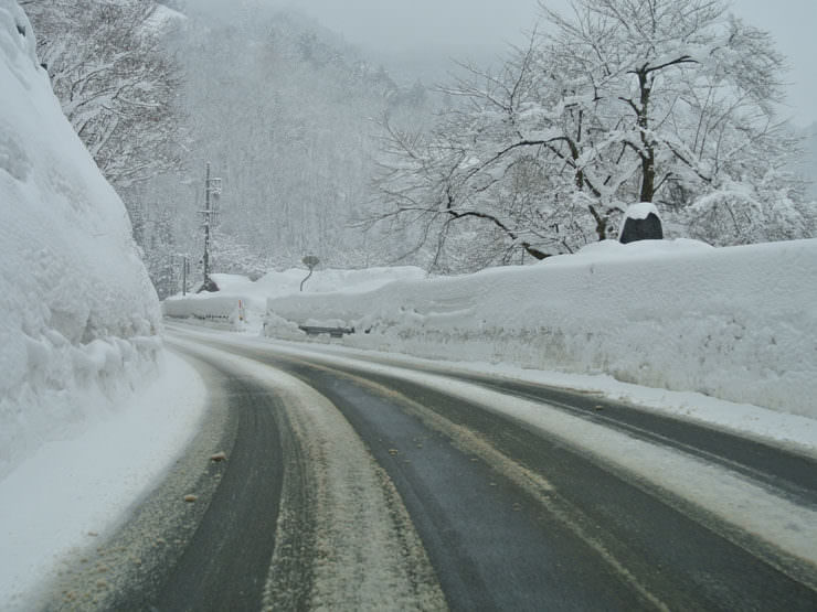 雪道も安心な北海道ドライブ コツと対策を覚えて冬も安全に楽しもう くるたび