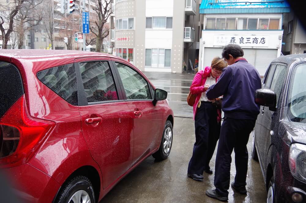 本日の相棒日産ノート！チェックが終わったら、表に署名をしてから出発！