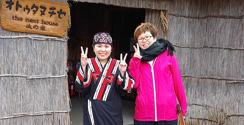 向かって左が常勤学芸員の押野 朱美さん