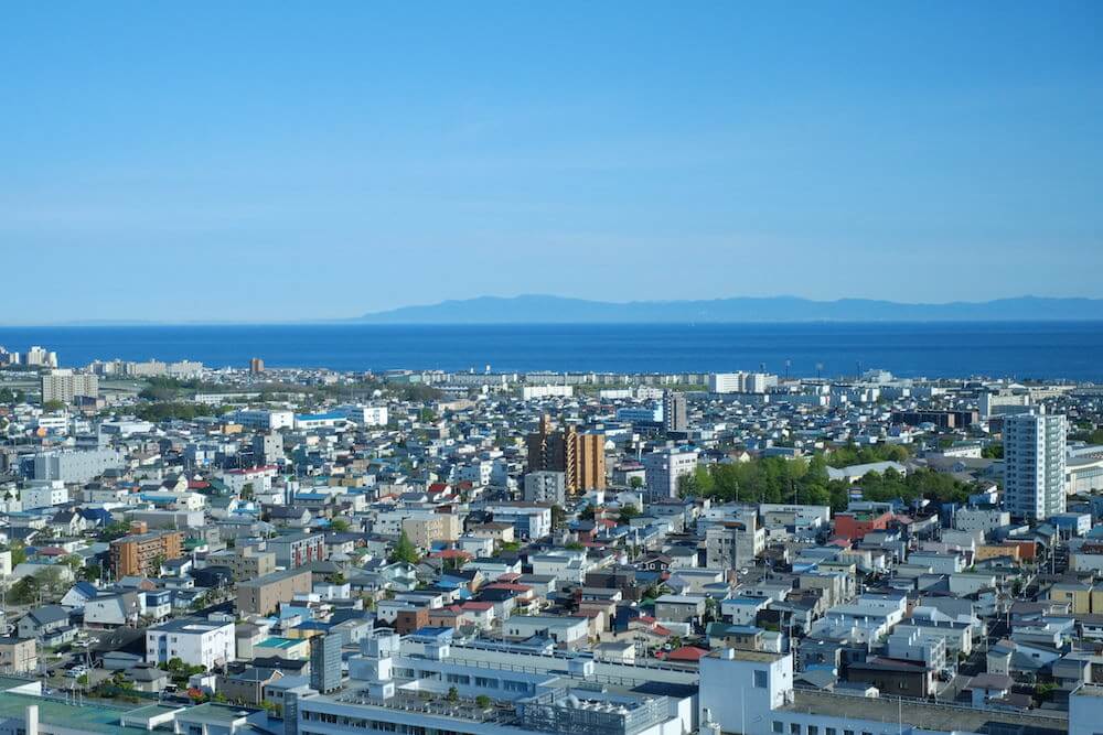 奥に見えるのが下北半島