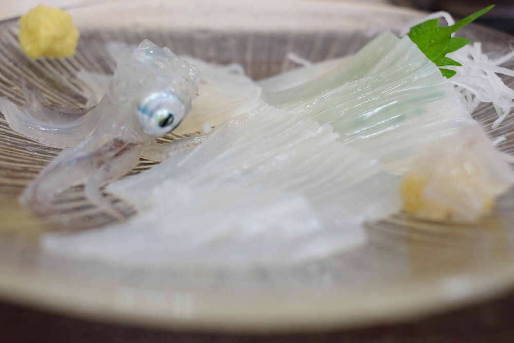 こちらは恵比寿屋食堂のイカの刺身。コリッコリです。