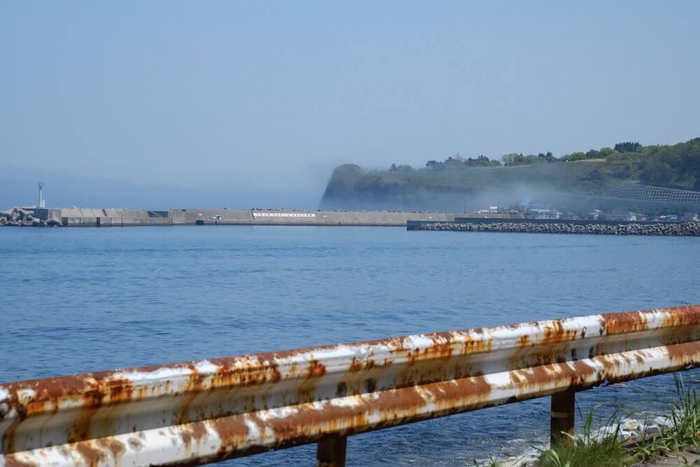 海岸線をひた走りますが、反対側は山間に住宅が並びます。物語の世界のよう！