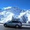 Voiture sur le trajet des stations de ski