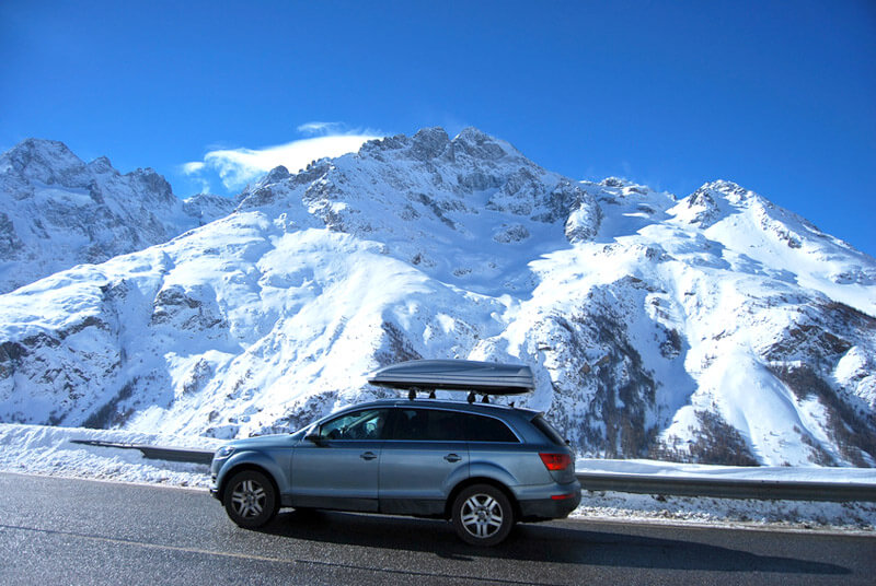 Voiture sur le trajet des stations de ski